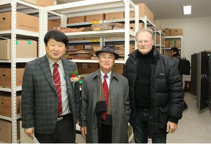 지난해 11월 19일 목재연륜소재은행 창립 5주년 행사장에서 박 원규교수(왼쪽)와 함께 한 이융조 교수(가운데). 
