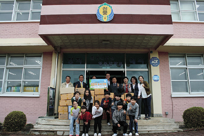 제천 청풍초중학교는 해외동포책보내기운동협의회로부터 어린이용 도서 및 어학교재 1500권을 기증받고 기념사진을 찍고 있다.